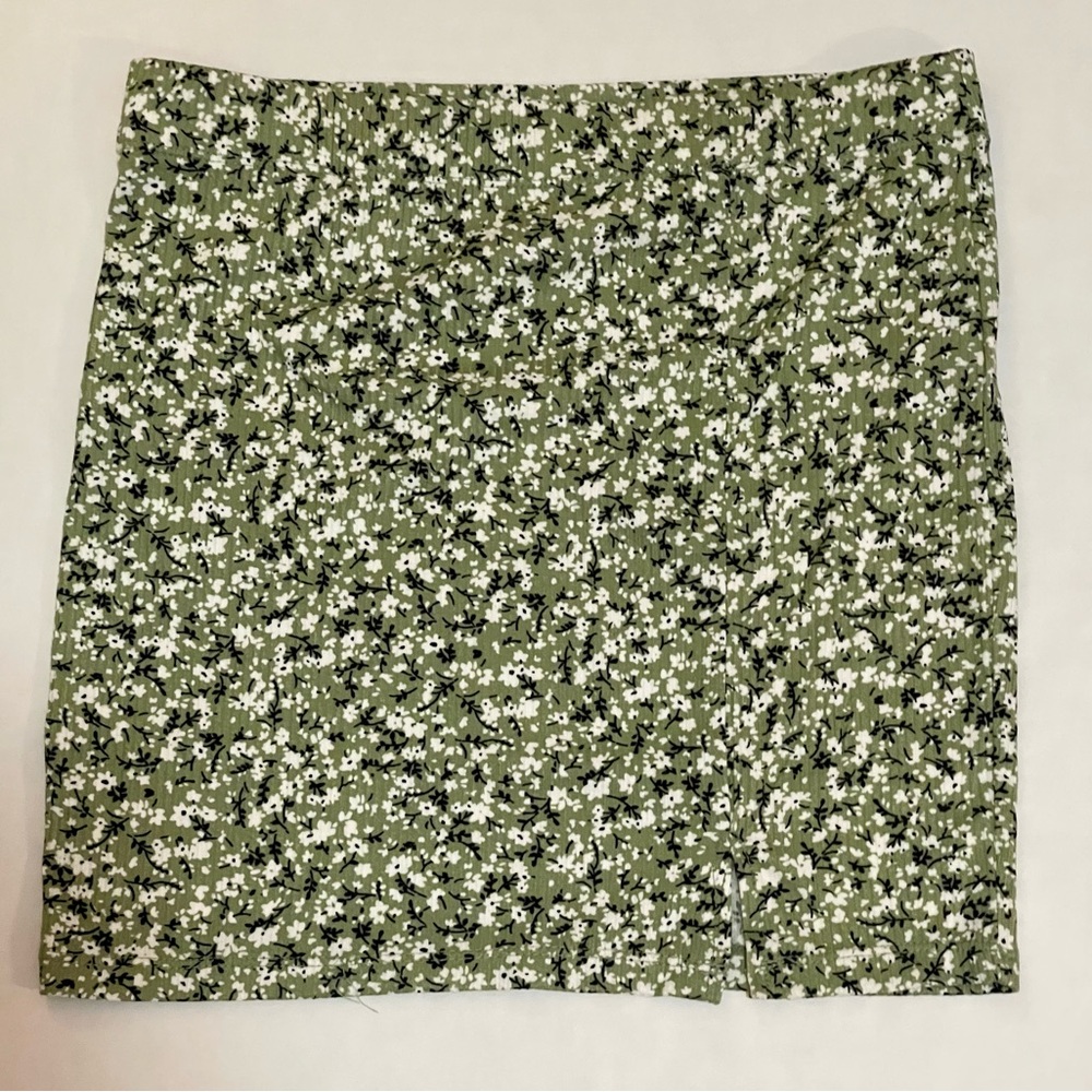NWOT Love Tree Green Floral Skirt Elastic Waist size Medium